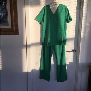 Figs Women's Freex  Green Straight-Leg Scrub Set